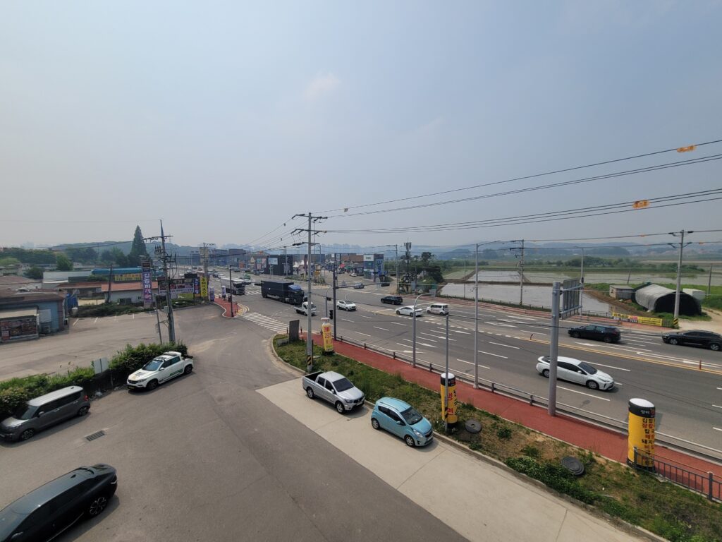 김포 산업단지 인근 공장 진입도로와 차량 흐름이 잘 보이는 교차로 전경