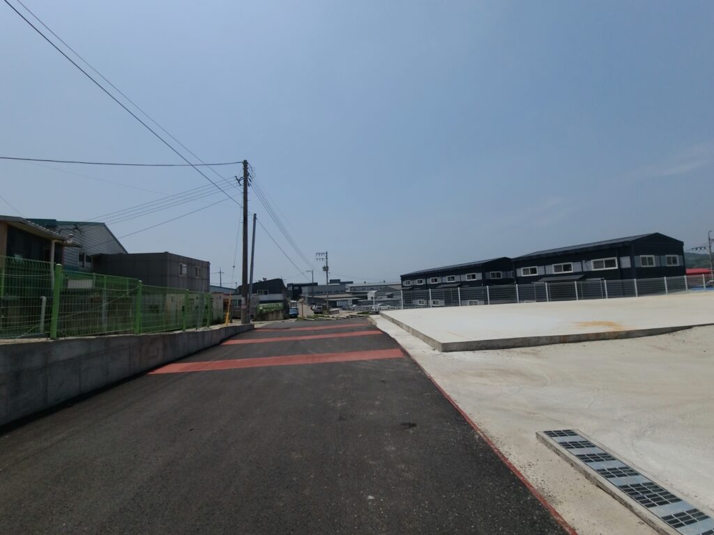 김포 귀전리 공장 진입로와 인접 공장 전경