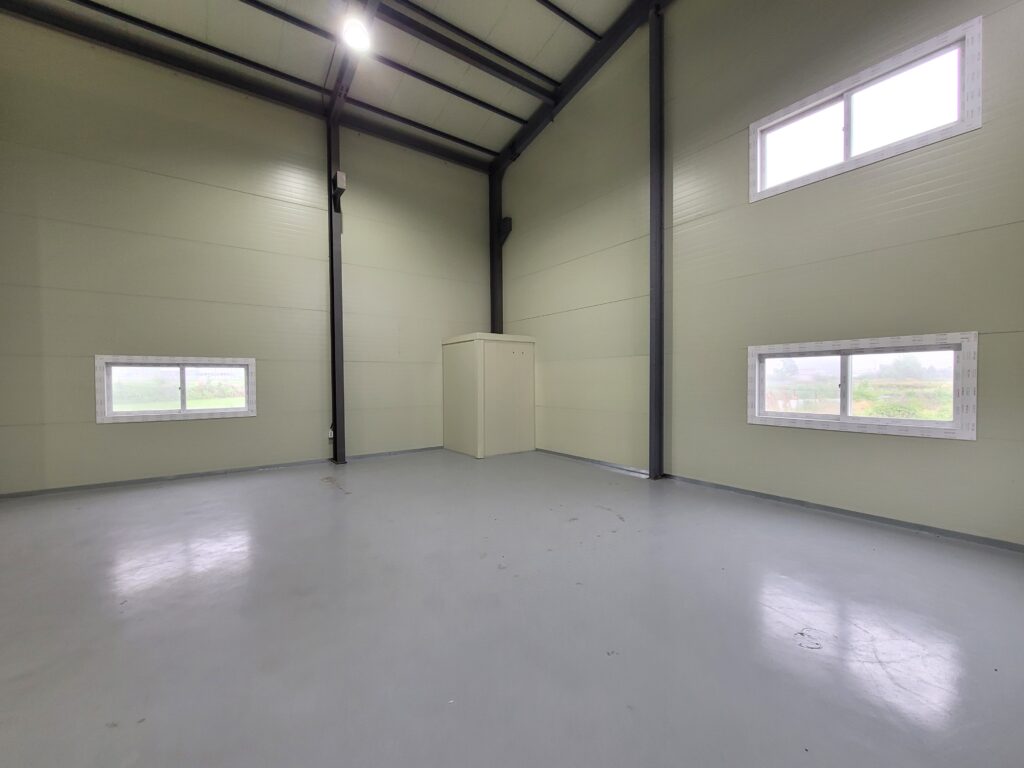 김포 창고 내부 모서리 시점