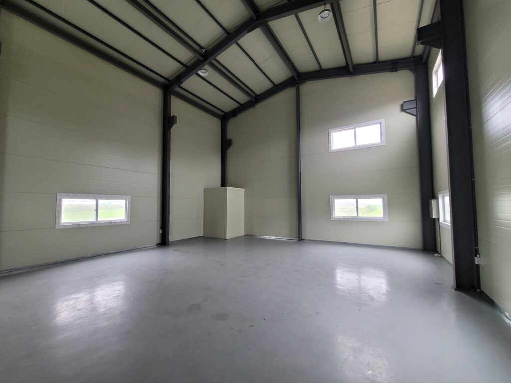 창고 내부 우측 시점의 사진