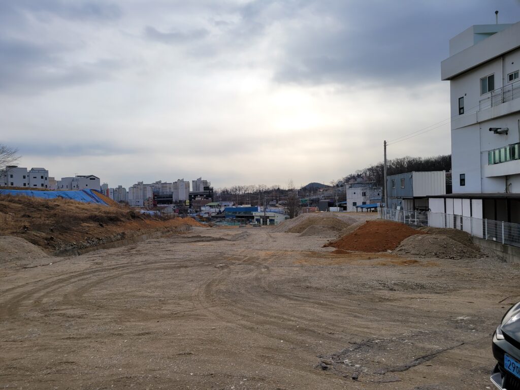 김포 물류창고 적합 평탄 부지와 인근 도로