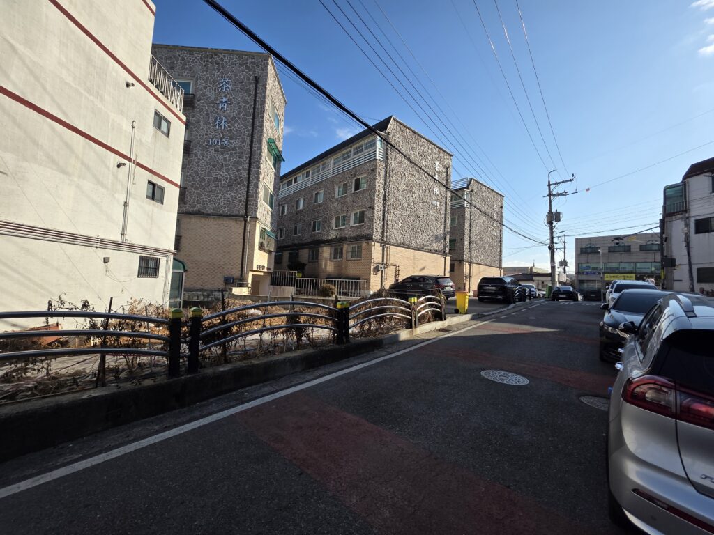 김포고등학교 인근 주거지역 내 수익형 건물 진입로 전경