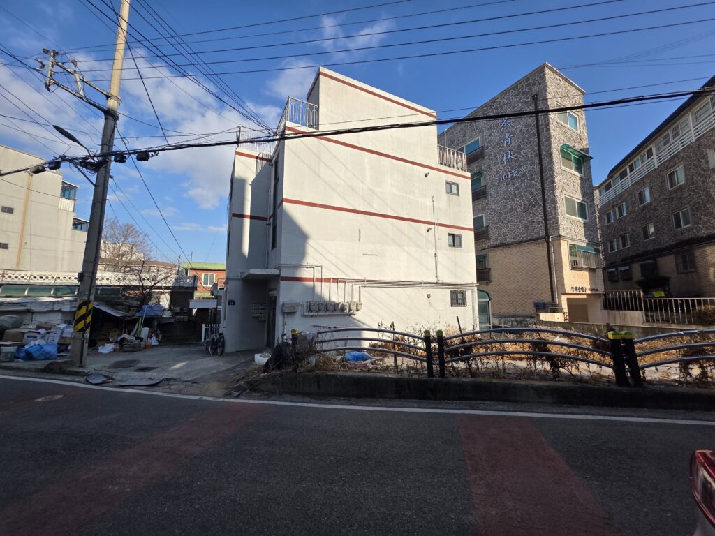 김포고등학교 앞 수익형 건물 측면 및 인접 주거환경