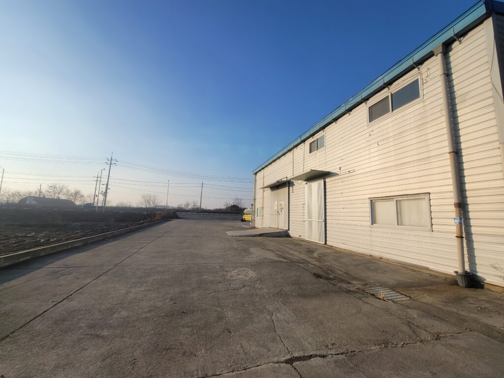 김포 통진IC 인근 HACCP 식품공장 외부 전경과 넓은 진입로 모습