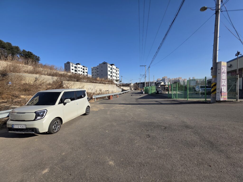 김포 통진읍 서암리 토지 매물 앞 차량 진입 가능한 도로 모습