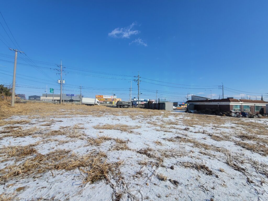 김포 양촌읍 누산리 토지 내부에서 바라본 국도 48번 방향 모습, 접근성과 가시성 우수한 입지