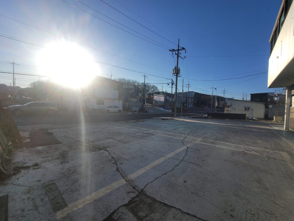 통진읍 서암리 일반공장 매매 물건의 마당 및 외부 작업 공간