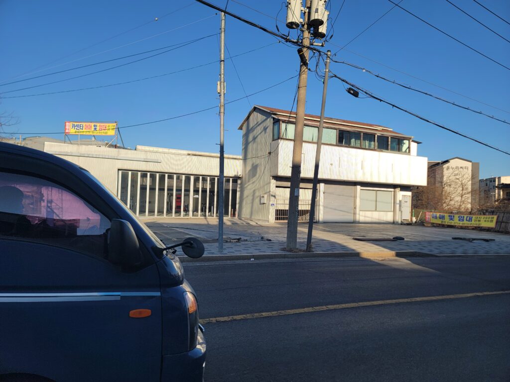 통진읍 서암리 일반공장 매매 물건의 정면 외관과 주변 환경