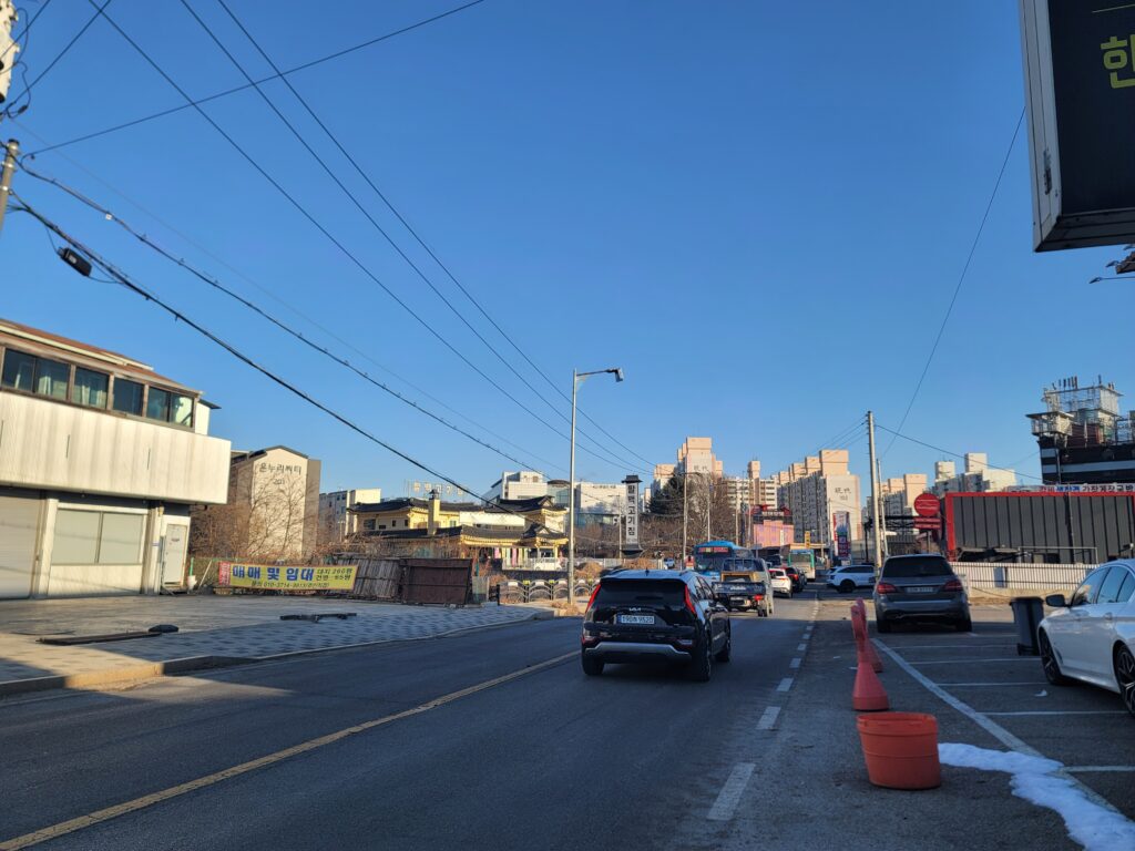 통진읍 서암리 일반공장 매매 물건이 접한 2차선 구도로 전경