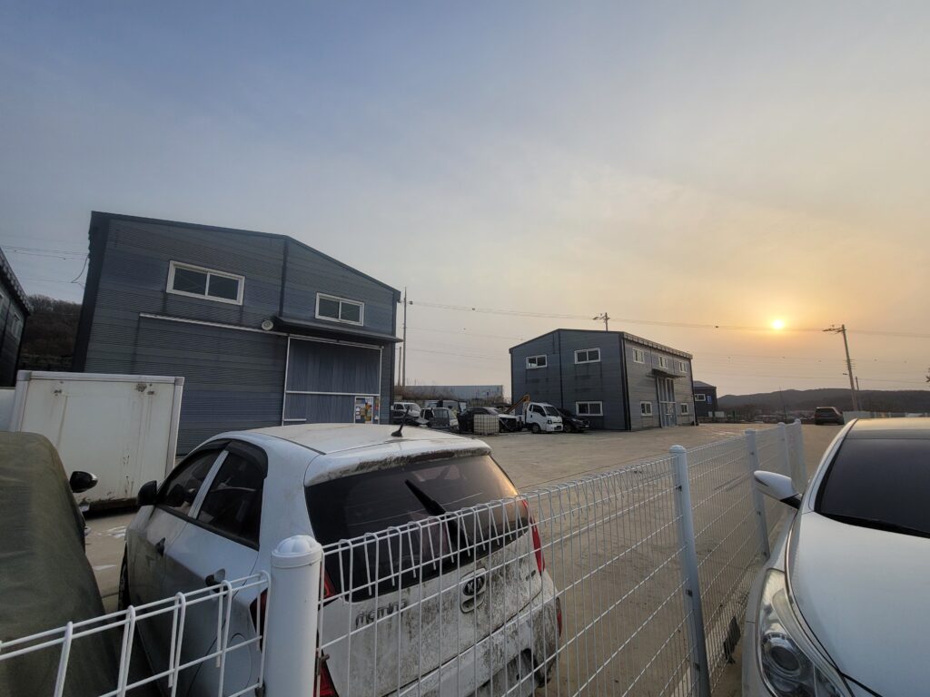 김포 공장 진입로와 전면 주차 및 차량 접근 동선