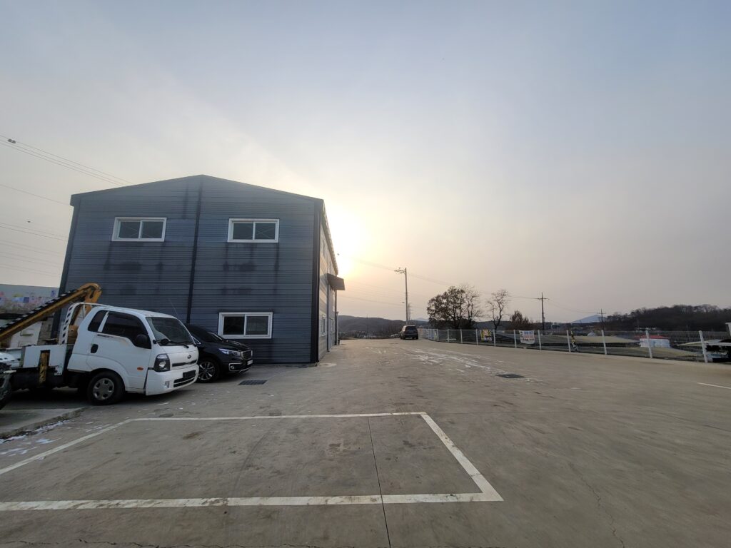 김포 공장 매매 현장 전면 모습과 넓은 콘크리트 마당