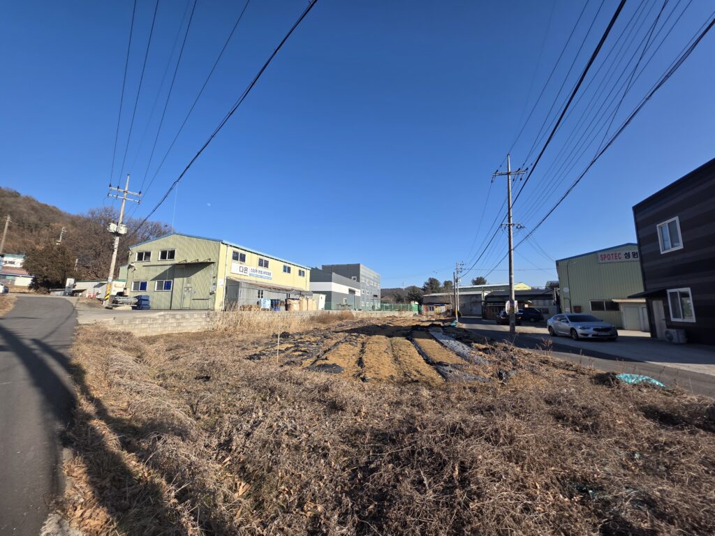 김포 양촌읍 대포리 366평 토지 현장, 2면 도로 접합 구조와 주변 산업시설